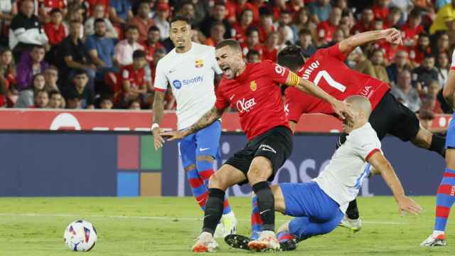 Los jugadores del Mallorca y del Barça pugnan por el balón