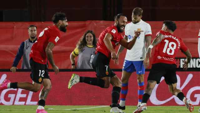Muriqi celebra su gol al Barça en Son Moix ante un Iñigo Martínez superado
