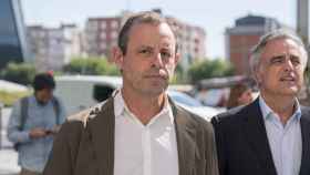 El expresidente del FC Barcelona Sandro Rosell (c) y su abogado, Pau Molins (d), a su llegada a los Juzgados de Plaza de Castilla, a 10 de mayo de 2023, en Madrid