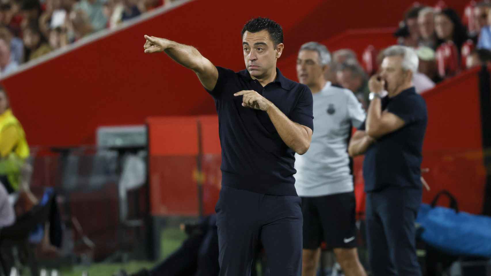 Xavi Hernández da instrucciones a sus jugadores, en Mallorca
