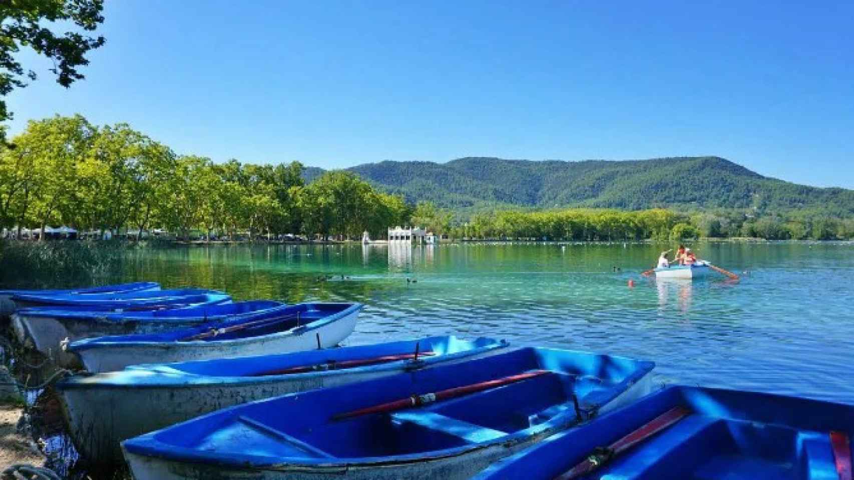 Lago de Bañolas con barcas