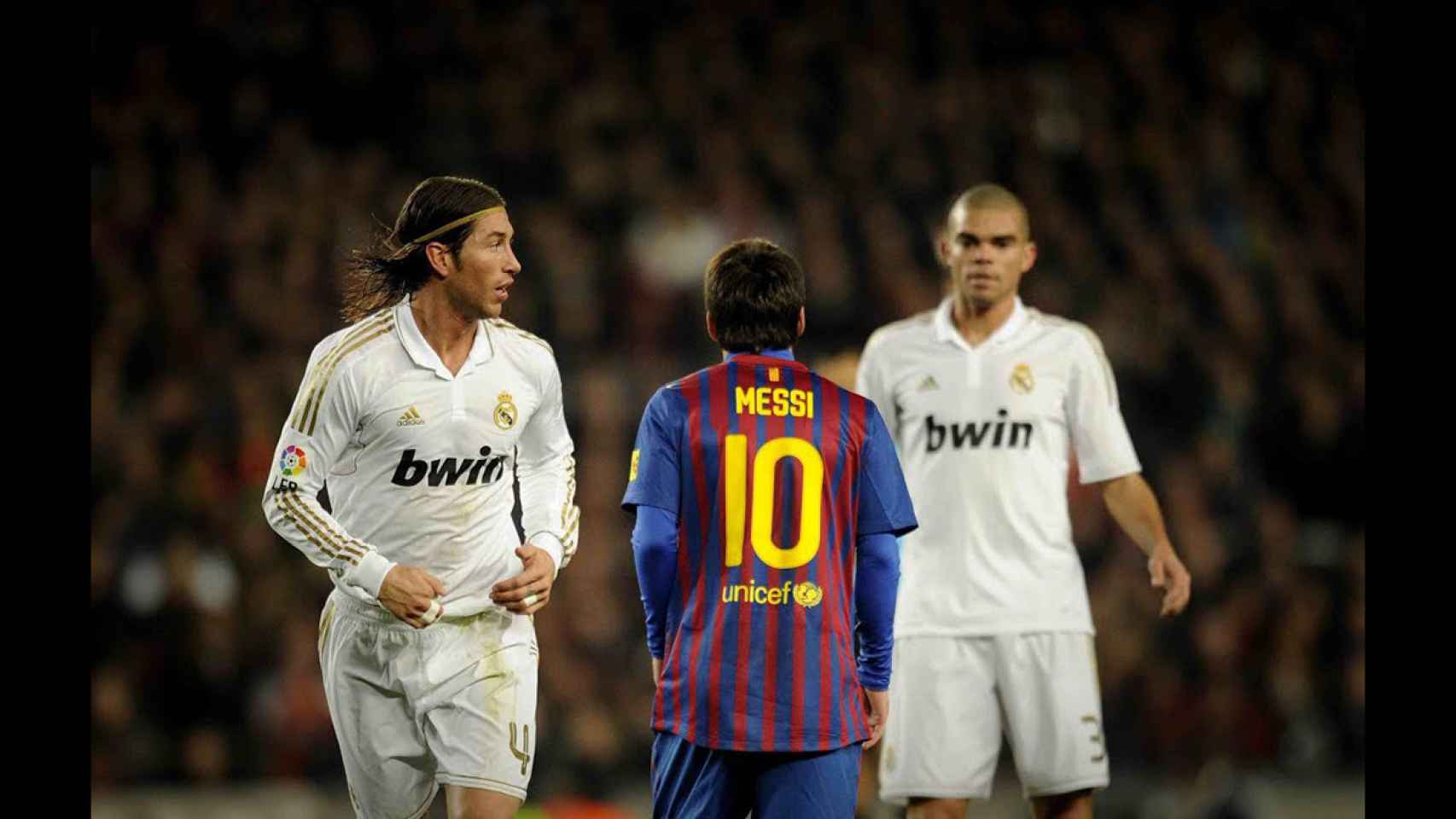 Leo Messi, entre Sergio Ramos y Pepe en 2011