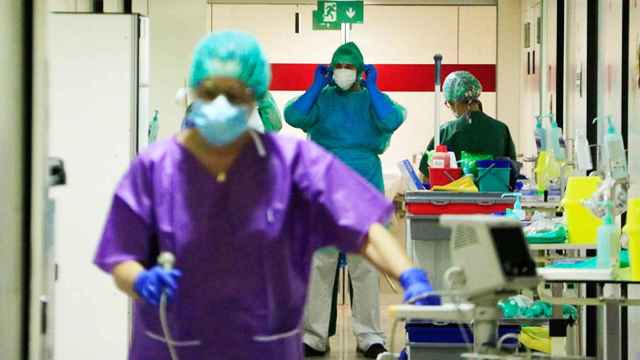 Pasillo de un hospital público catalán con sanitarios trabajando