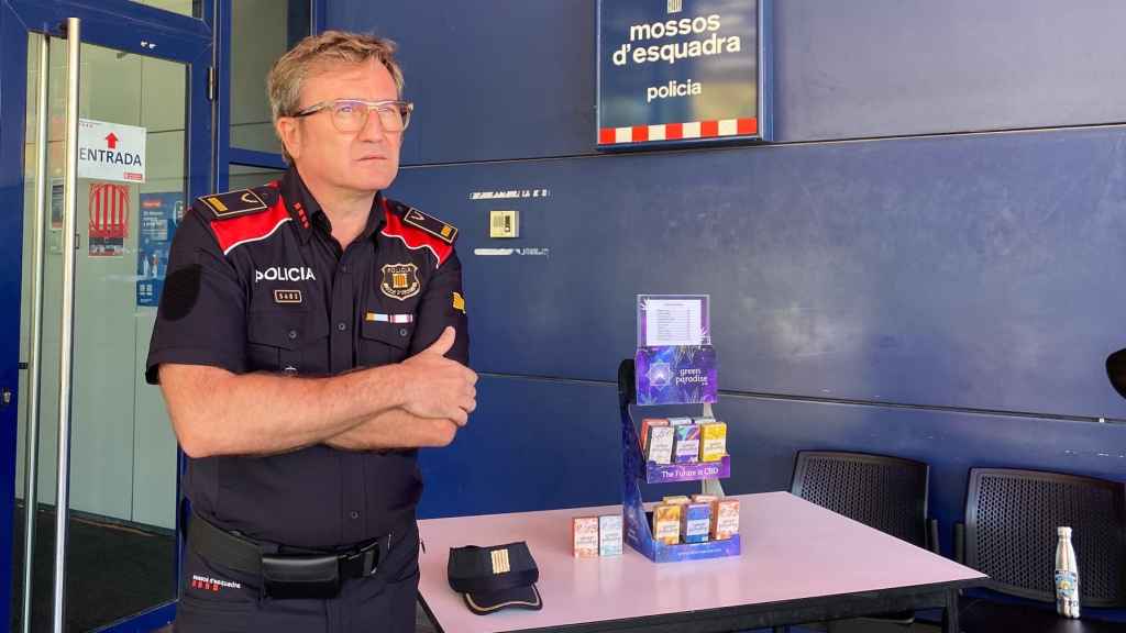 El jefe del Área de Investigación Criminal (AIC) de la Región Policial Metropolitana Norte, Josep López Garzón, junto a las cajas decomisadas