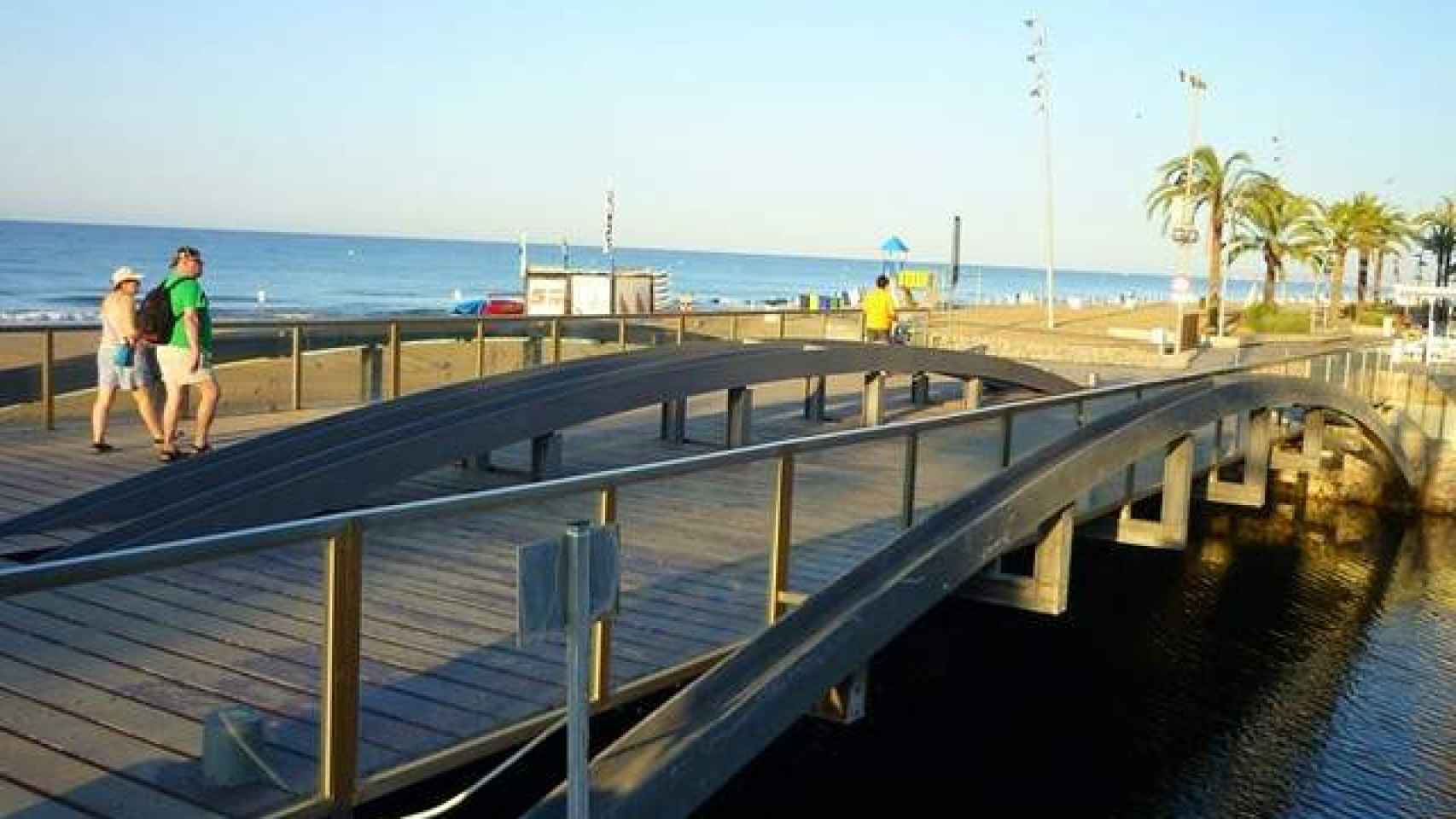 Puente de madera en el paseo marítimo