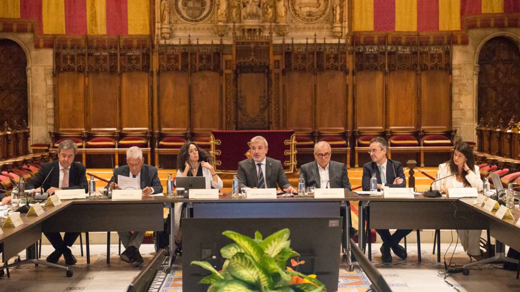 Reunión del consejo general de Turisme de Barcelona. Eduard Torres, segundo por la derecha