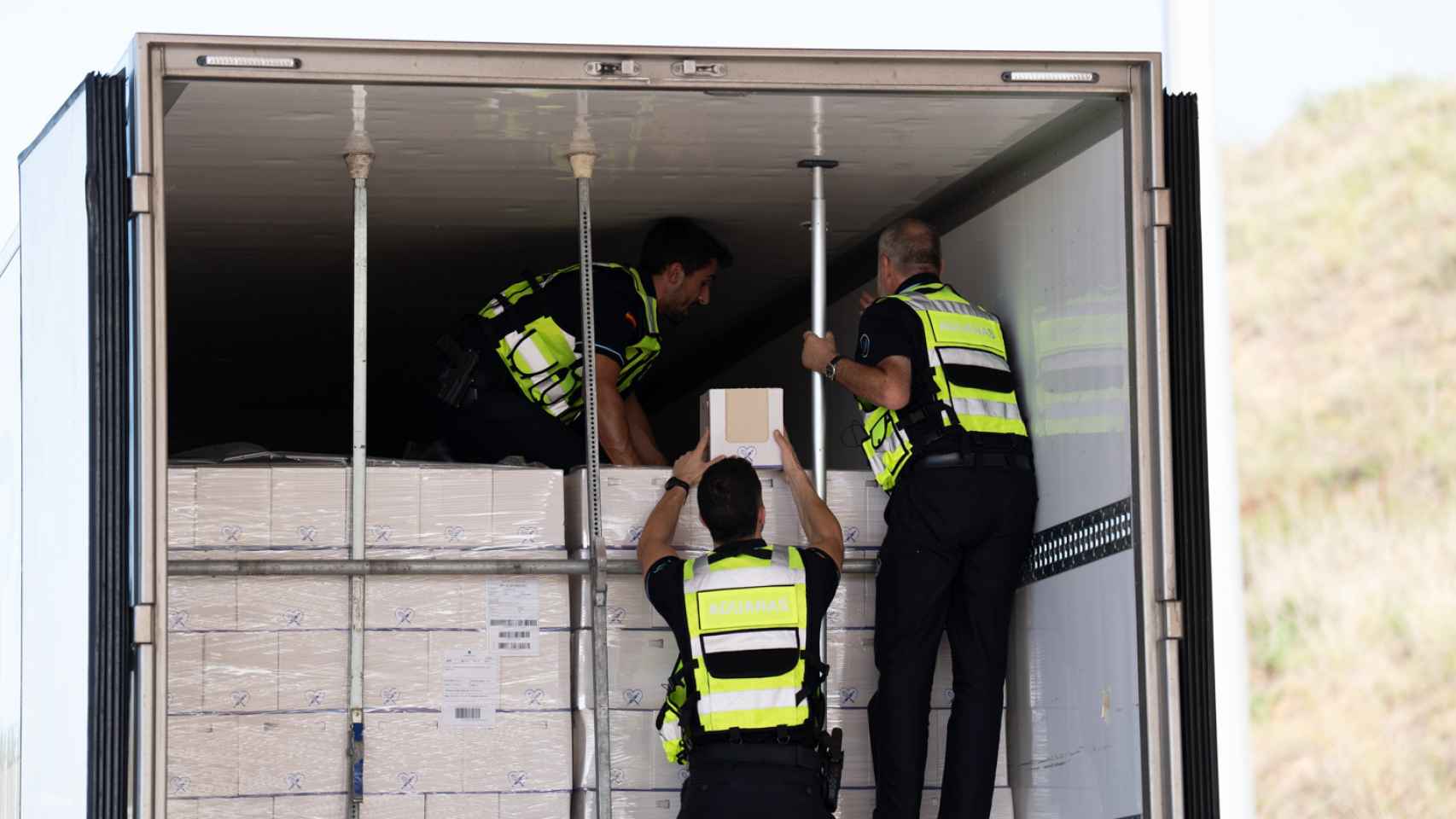 Agentes de Aduanas inspecciónan un camión