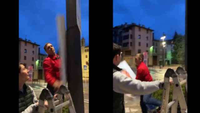 Una persona arranca el cartel electoral del PP en Vic