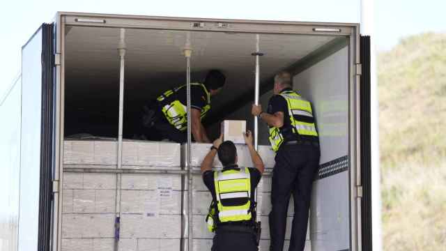 Agentes de la Agencia Tributaria revisan la carga de un camión que transporta almendras