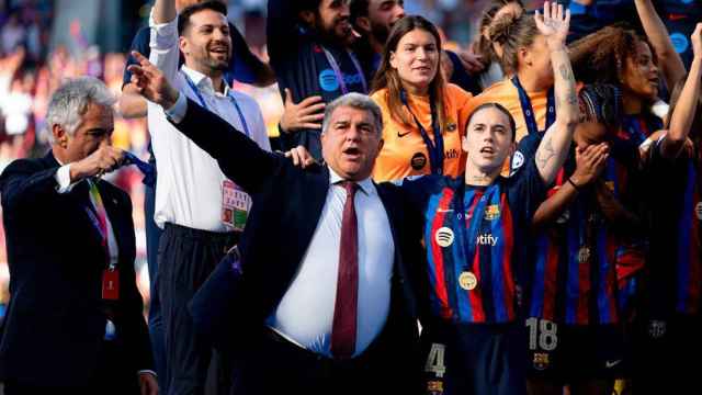 Laporta y las jugadoras del Barça Femenino, celebrando la Champions League