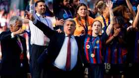 Laporta y las jugadoras del Barça Femenino, celebrando la Champions League