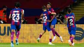 Fermín López y Lamine Yamal celebran el gol del Barça al Sevilla