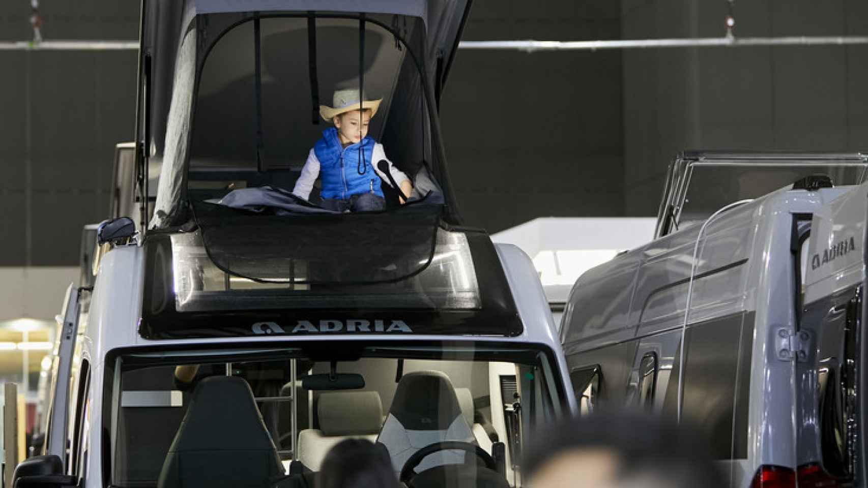 Un niño se sube a la parte superior de un vehículo