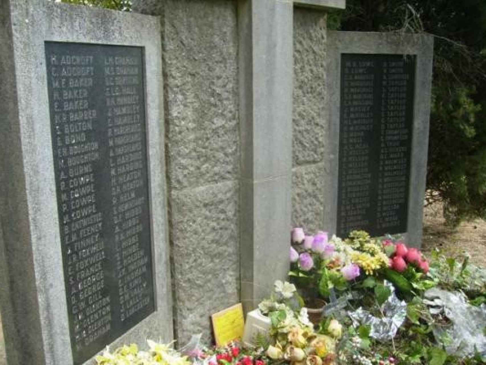 Monumento funerario en memoria de las víctimas en el cementerio de Arbucias