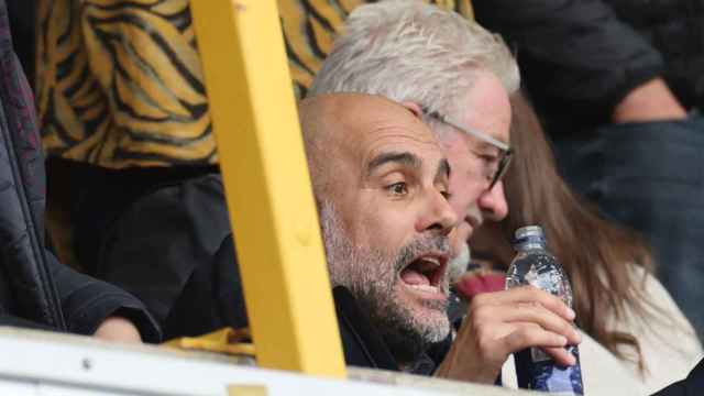Pep Guardiola observa el Wolves-Manchester City desde la grada