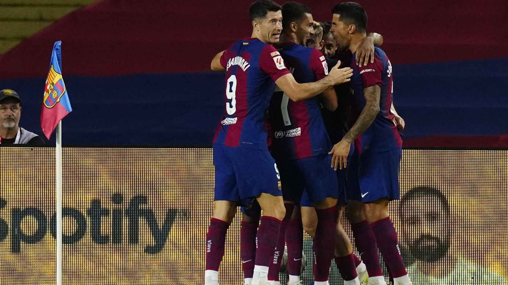 Los jugadores del Barça festejan en piña el gol ante el Sevilla