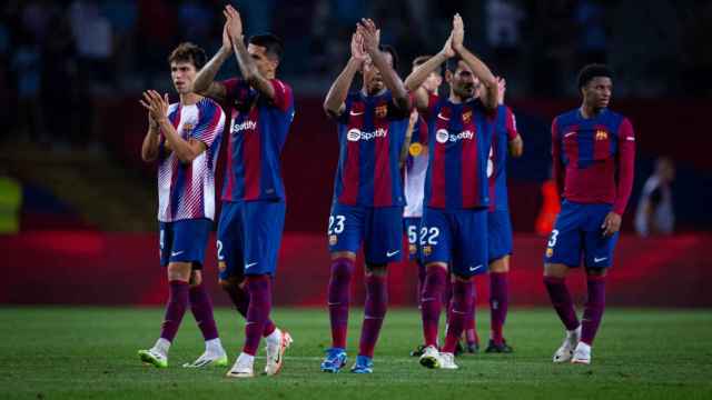 Los jugadores del Barça agradecen a la afición el apoyo en Montjuïc contra el Sevilla
