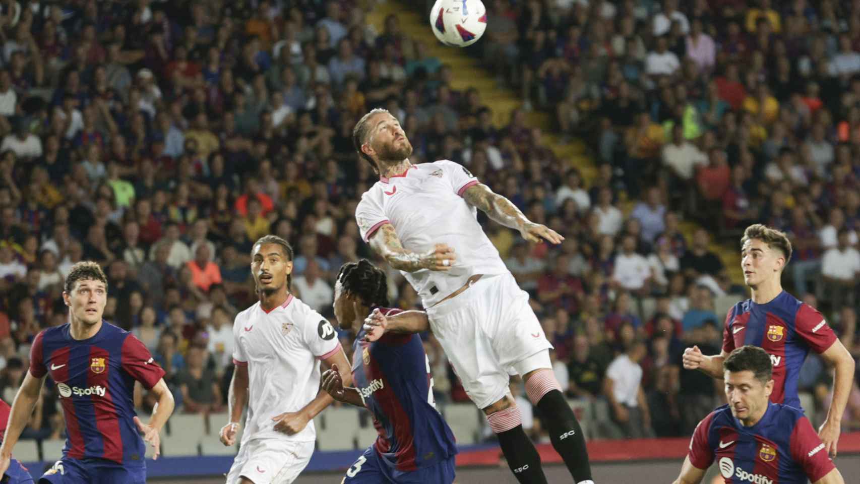 Sergio Ramos, en un lance del partido entre el Barça y el Sevilla, en Montjuïc