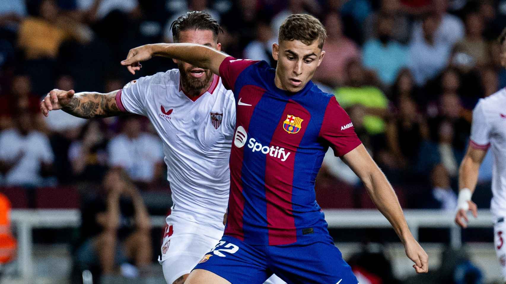 Fermín López realiza un disparo en el Barça-Sevilla