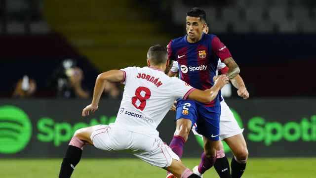 Joao Cancelo encara a Joán Jordan en el Barça-Sevilla