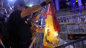 Los CDR, quemando banderas ante la Comandancia de Zona de la Guardia Civil en Barcelona