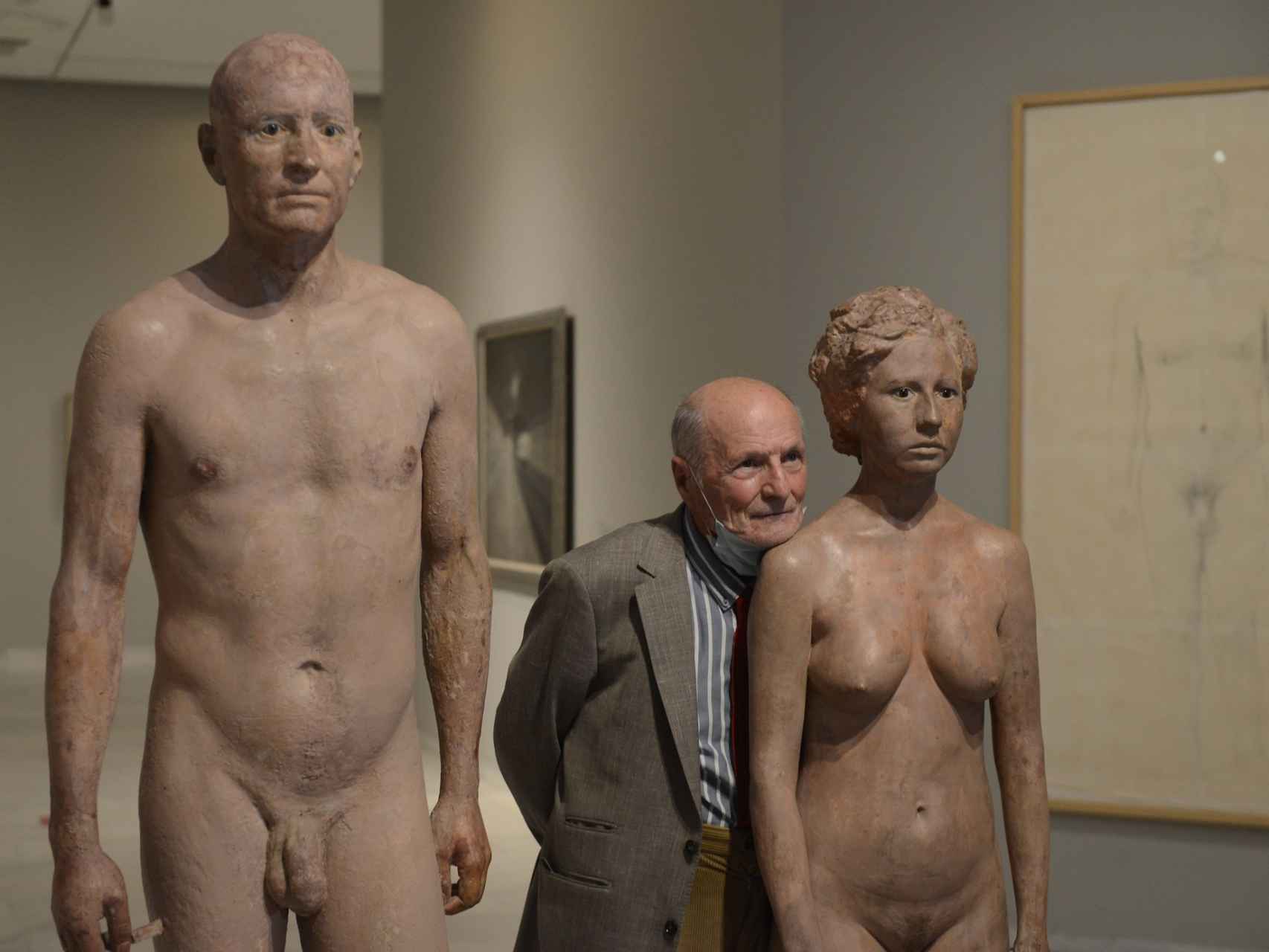 Antonio López posa con las esculturas ‘Hombre y mujer’ en la retrospectiva celebrada en Valencia en 2020