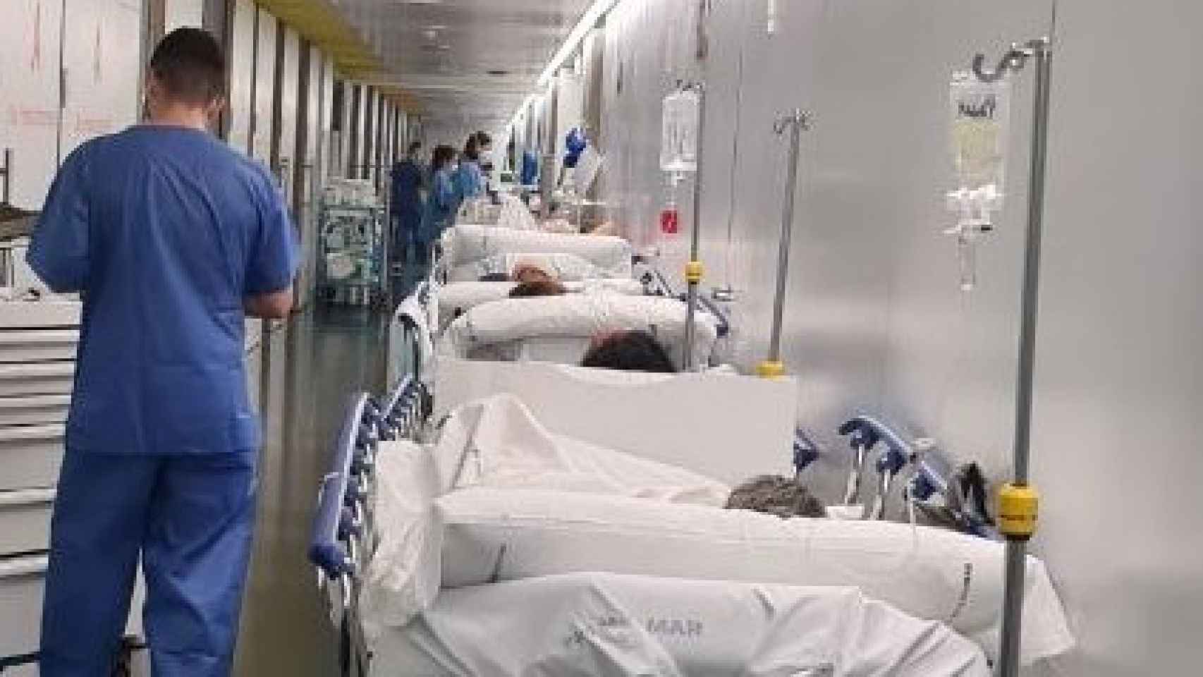 Pacientes en el pasillo del servicio de urgencias del Hospital del Mar