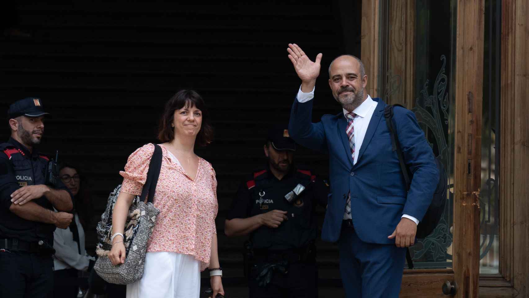 El exconseller de Interior de la Generalitat de Catalunya Miquel Buch a su llegada a un juicio en la Audiencia de Barcelona, acompañado de su mujer, a 28 de junio de 2023, en Barcelona