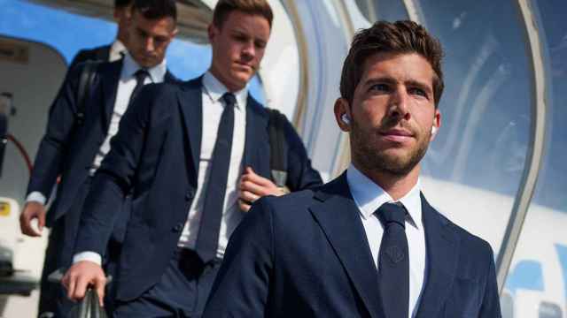 Sergi Roberto y el resto de jugadores del Barça, bajándose del avión