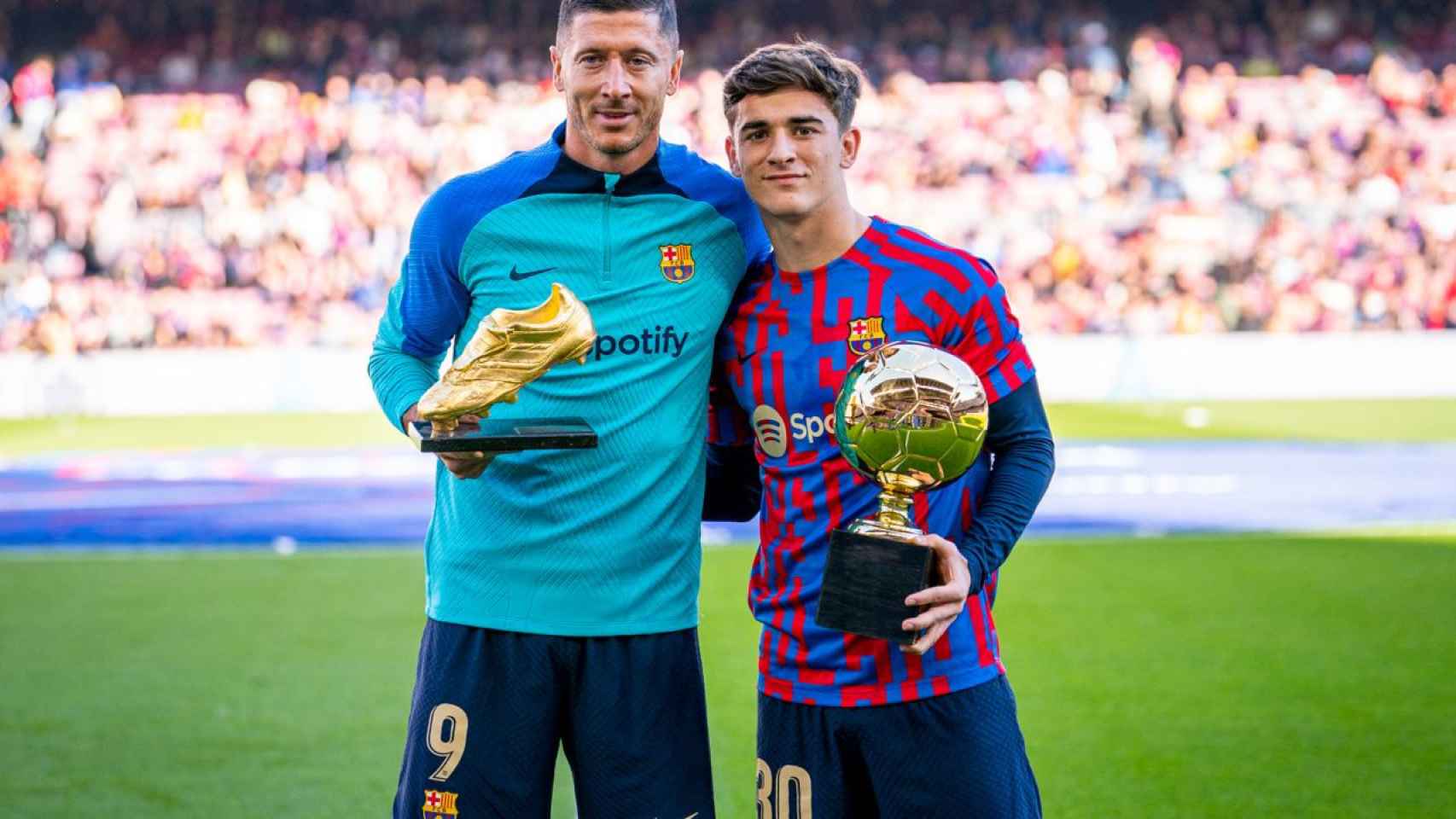 Gabi y Lewandowski, en el Camp Nou, con el Golden Boy y el Balón de Oro