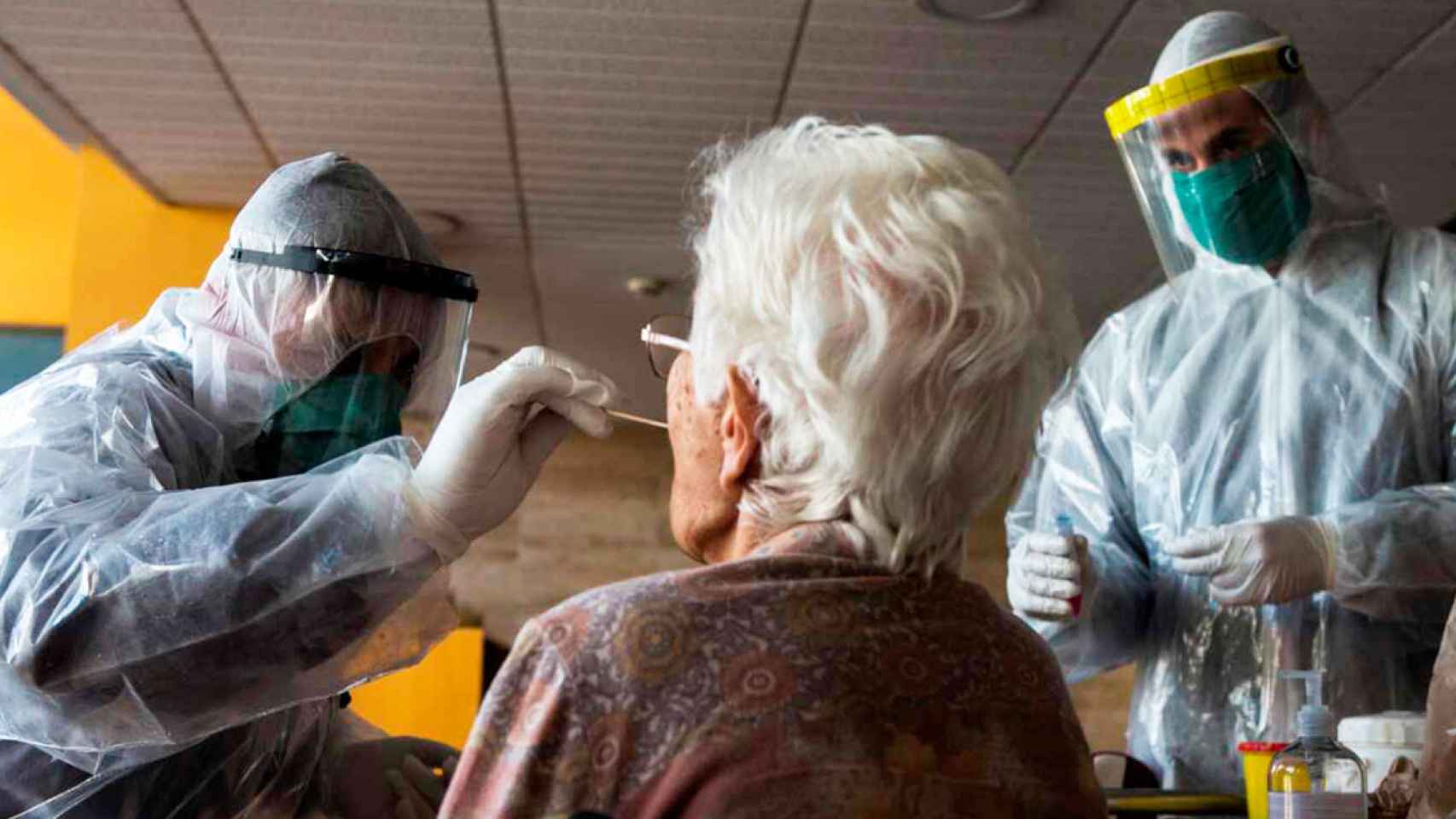Sanitarios practicando un test en una residencia de mayores