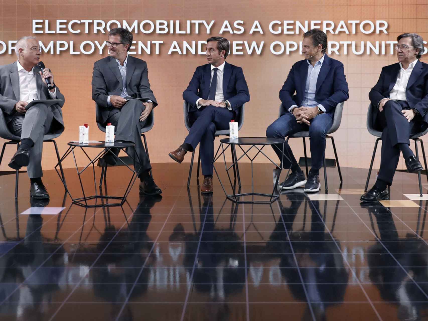 Mesa redonda de BNEW sobre electromovilidad, empleo y reindustrialización