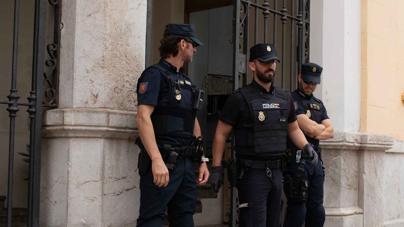 Agentes de Policía Nacional durante la operación policial en el Ayuntamiento de Sitges por presunta malversación y prevaricación que afecta a miembros del actual Gobierno de ERC, a 21 de junio de 2023