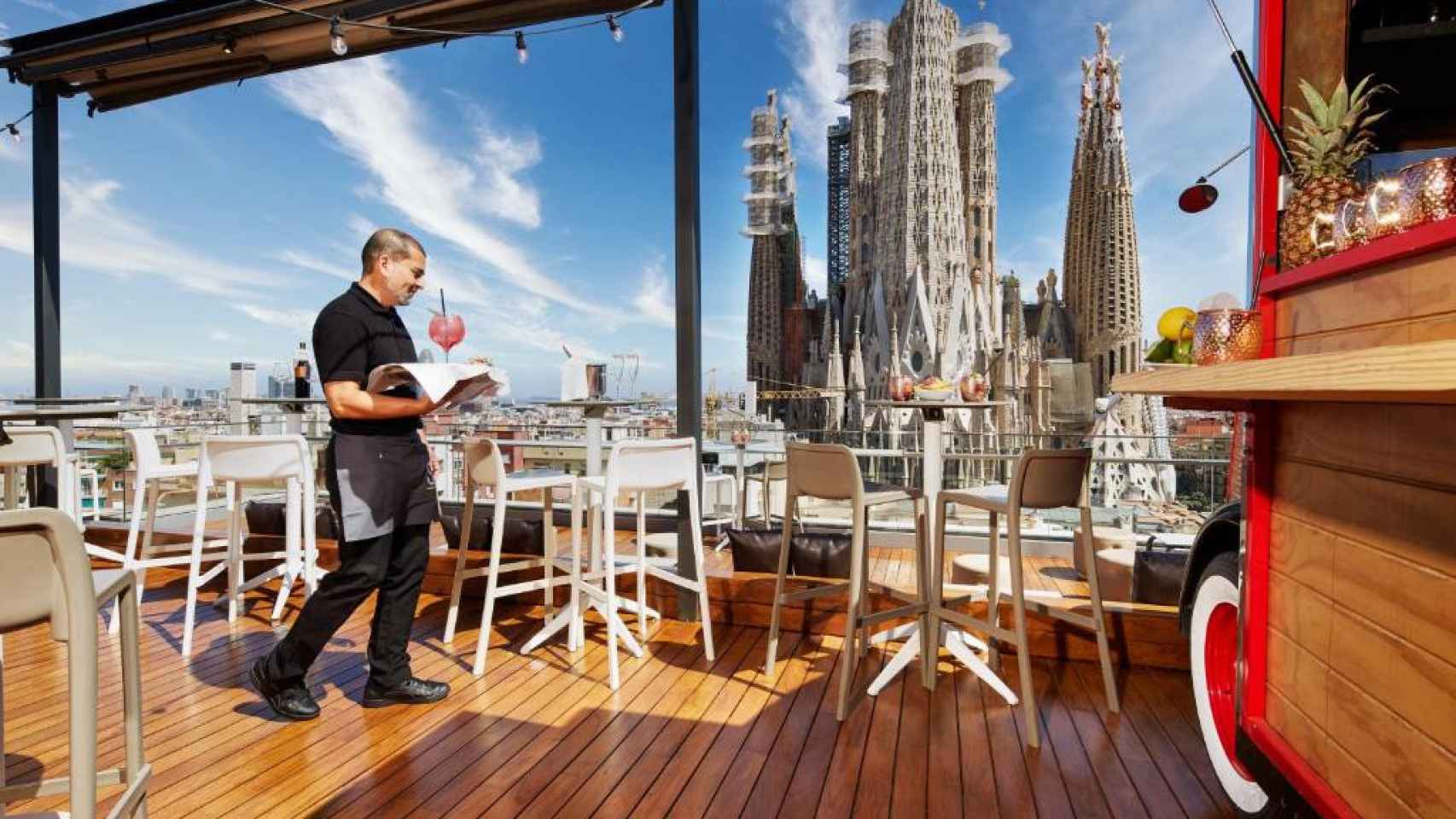 Imagen del 'rooftop' del Hotel Sercotel Rosselló, con vistas a la Sagrada Familia