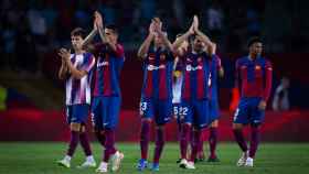 Los jugadores del Barça aplauden a la afición presente en Montjuïc