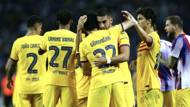 Los jugadores del Barça celebran el gol de Ferran