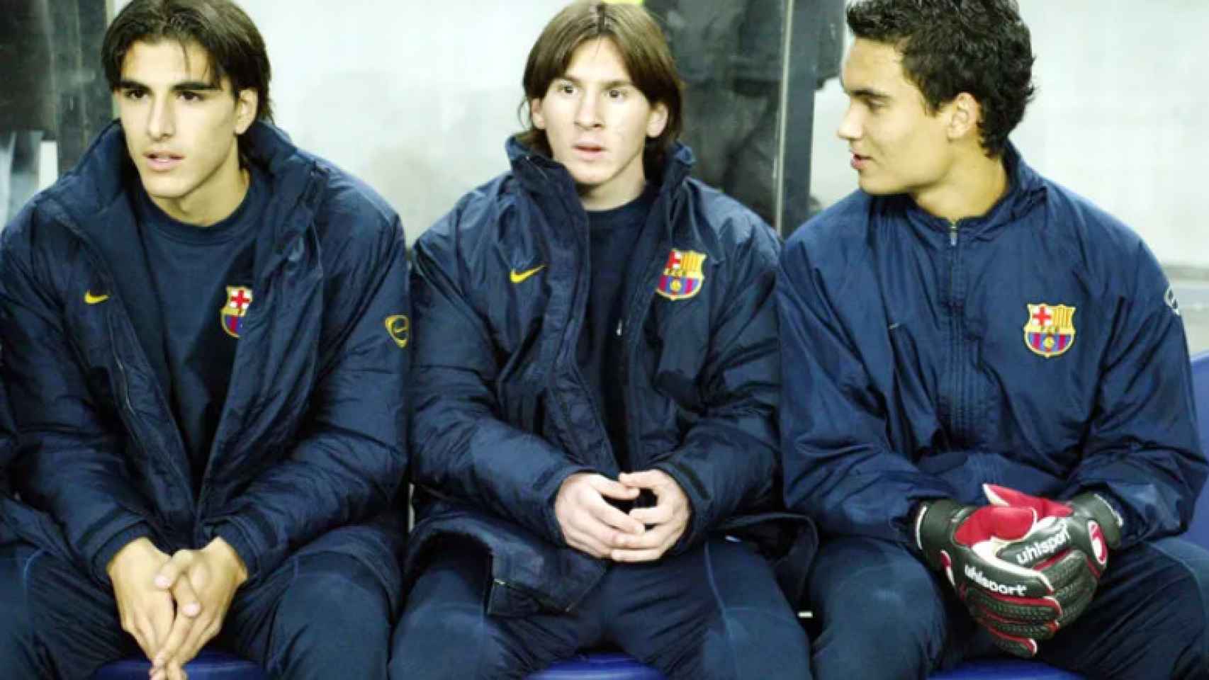 Leo Messi, en el banquillo el día de su debut contra el Oporto