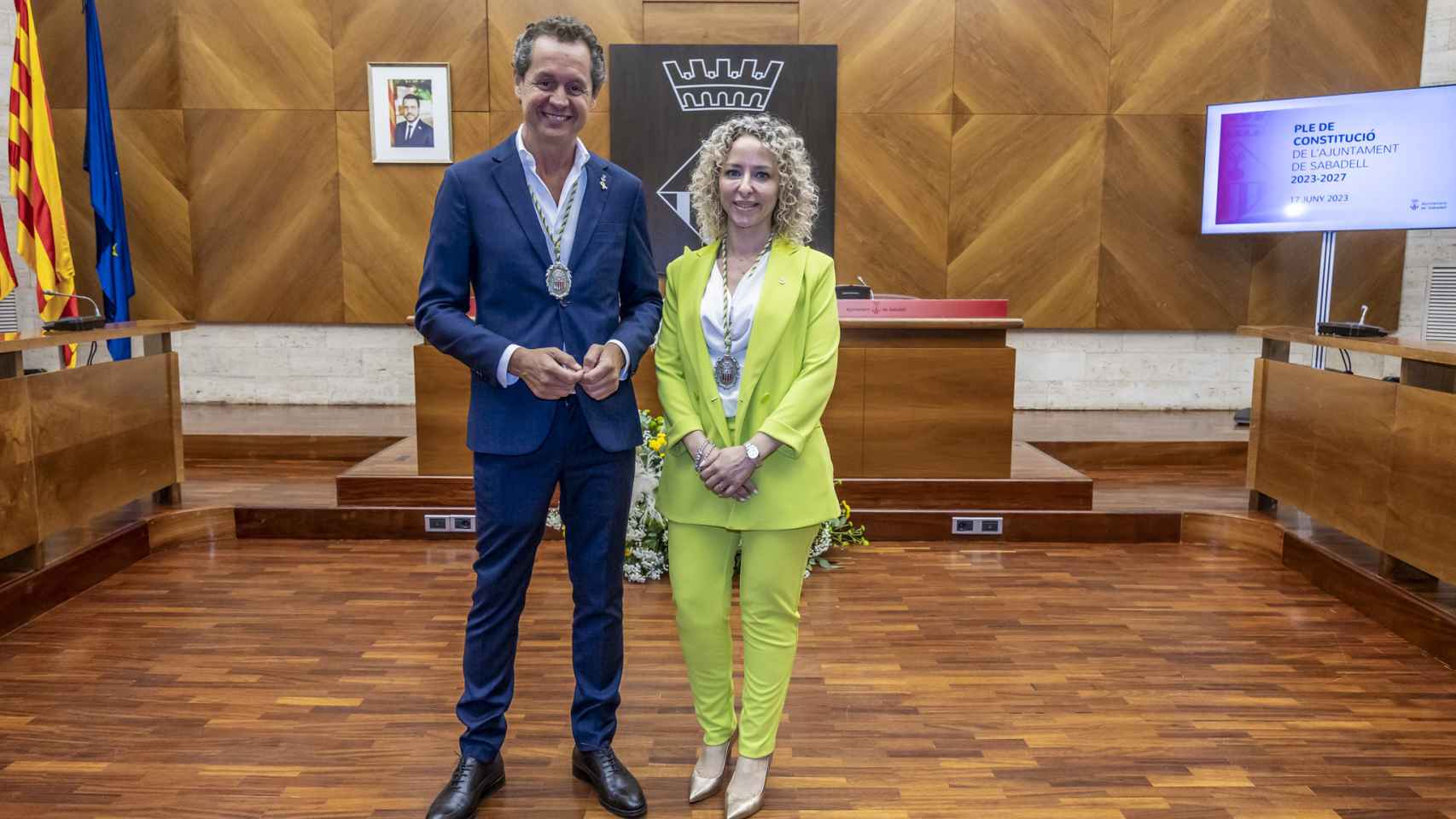 Lluís Matas junto a  Katia Botta, los dos representantes de Junts en el Ayuntamiento de Sabadell