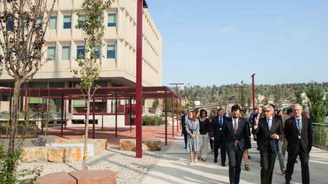 El consejero Roger Torrent acompañado por Julio Rodríguez, consejero delegado de Cementos Molins, en las oficinas de la empresa en Sant Vicenç dels Horts (Barcelona)