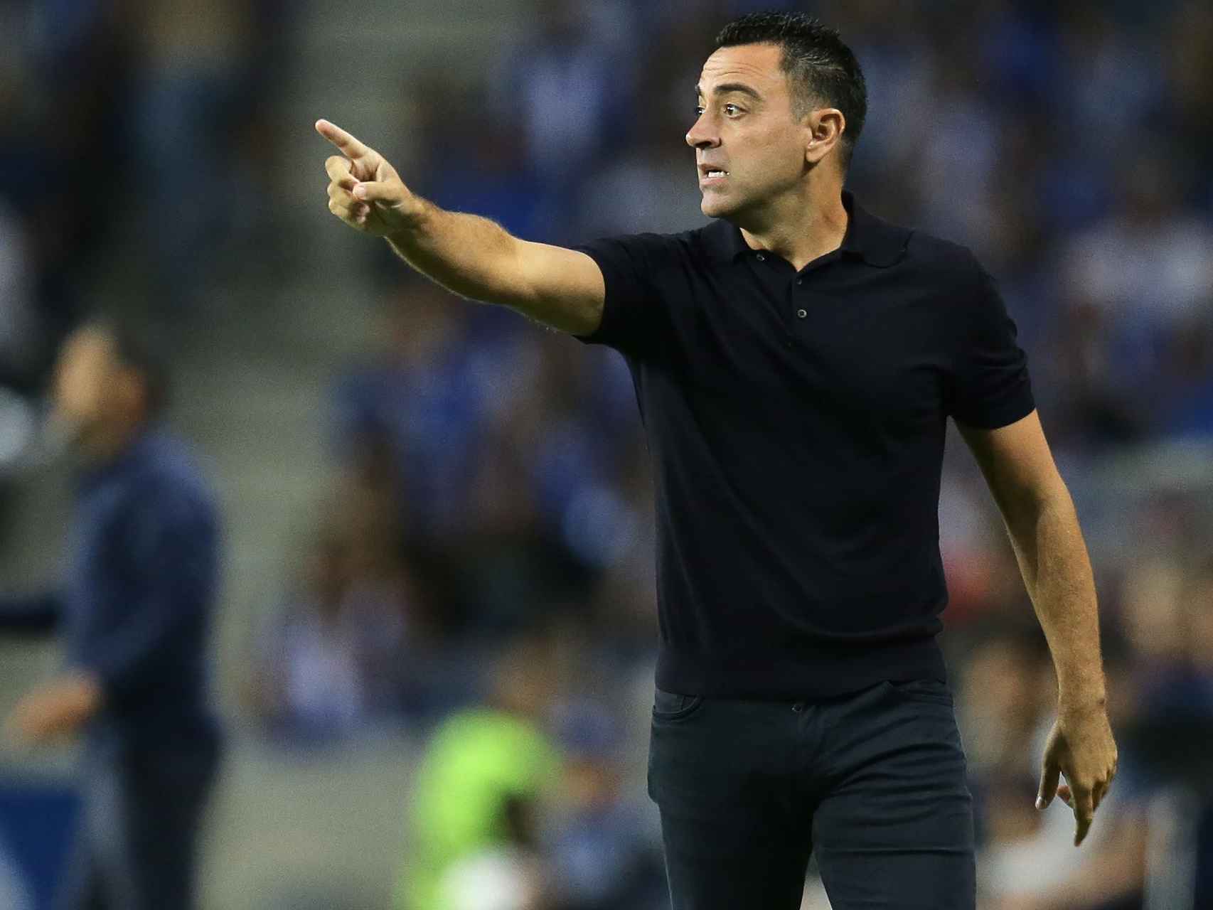Xavi da instrucciones a sus futbolistas en Oporto