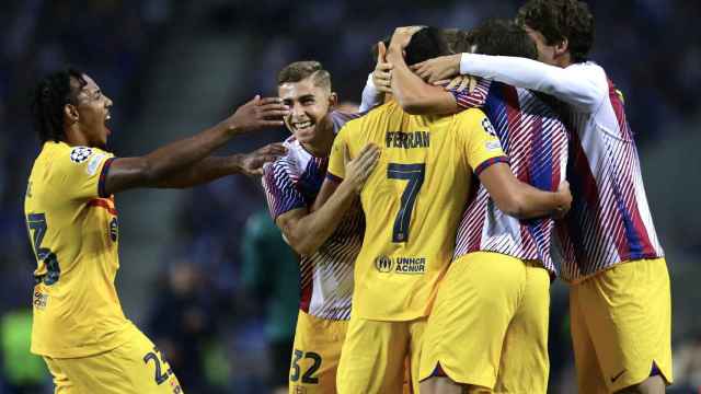 Koundé acude con Fermín y el resto del grupo a celebrar el gol de Ferran Torres al Oporto
