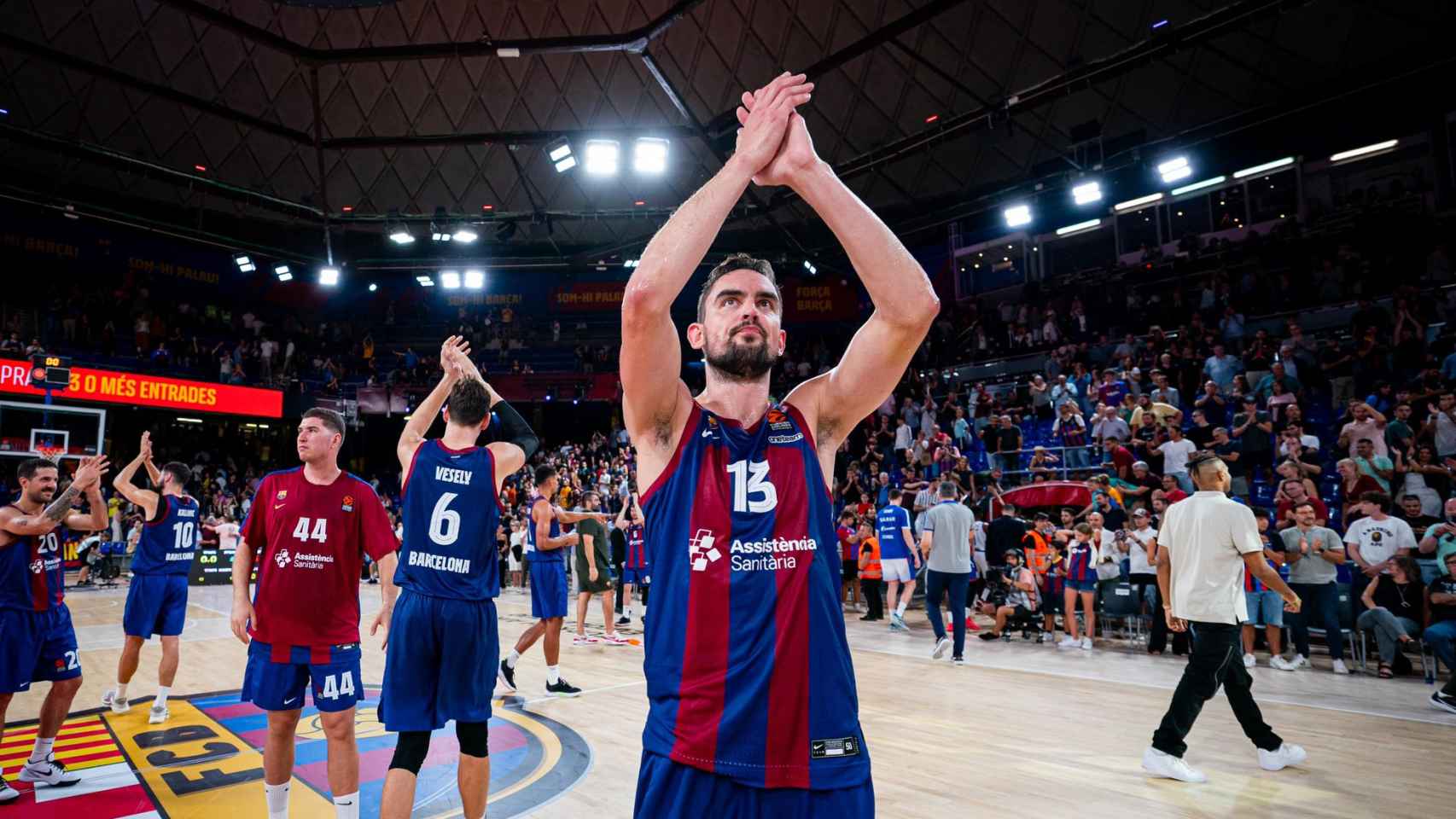 Los jugadores del Barça de basket aplauden a la afición en el Palau Blaugrana