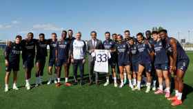 El equipo masculino del Real Madrid posa con la camiseta del nuevo patrocinador Visit Dubai