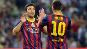 Deco y Messi, buenos amigos durante su etapa en el Barça, se abrazan en un partido de leyendas