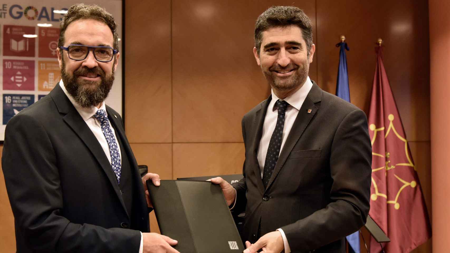 El exvicepresidente de la Generalitat Jordi Puigneró (d) traspasa su cartera al nuevo conseller de Territorio, Juli Fernández