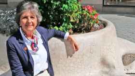 Elda Mata, presidenta de Societat Civil Catalana, en un banco del Paseo de Gracia de Barcelona, donde este domingo a mediodía tendrá lugar la manifestación contra la amnistía y la autodeterminación