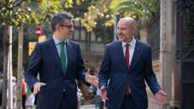 El ministro de Presidencia en funciones, Félix Bolaños (i), con el delegado del Gobierno en Cataluña, Carlos Prieto