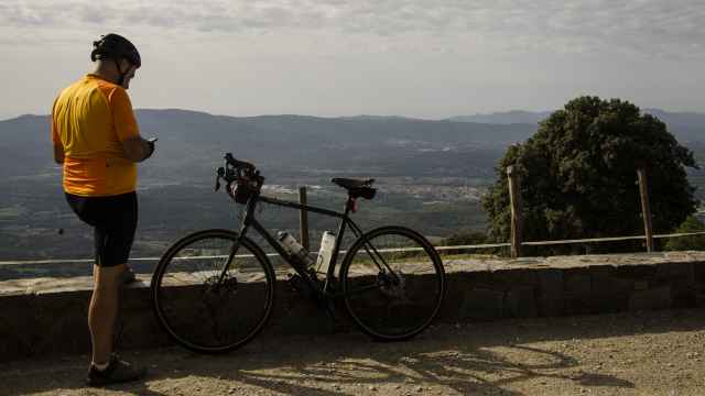 Un hombre descansa tras montar en bicicleta en el parque natural del Montseny