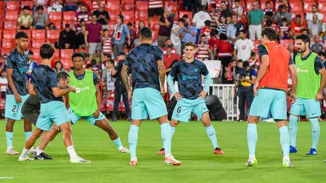 El Barça calienta antes de disputar el partido contra el Granada