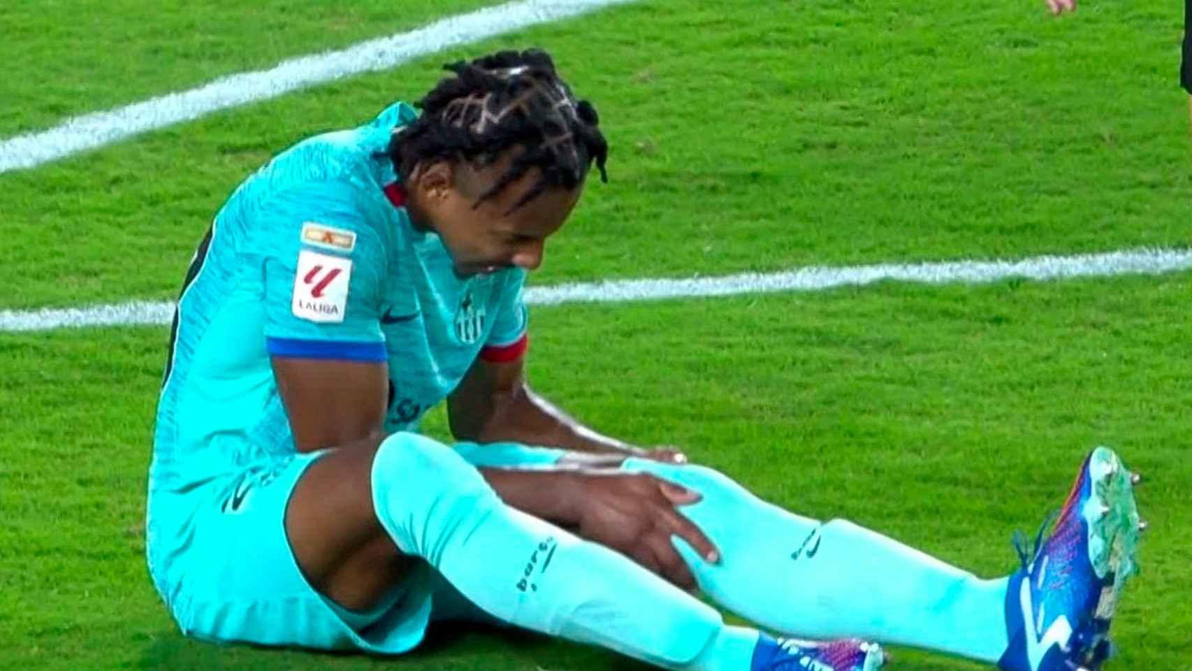 Jules Koundé se resiente de su rodilla izquierda tras un choque con Gavi